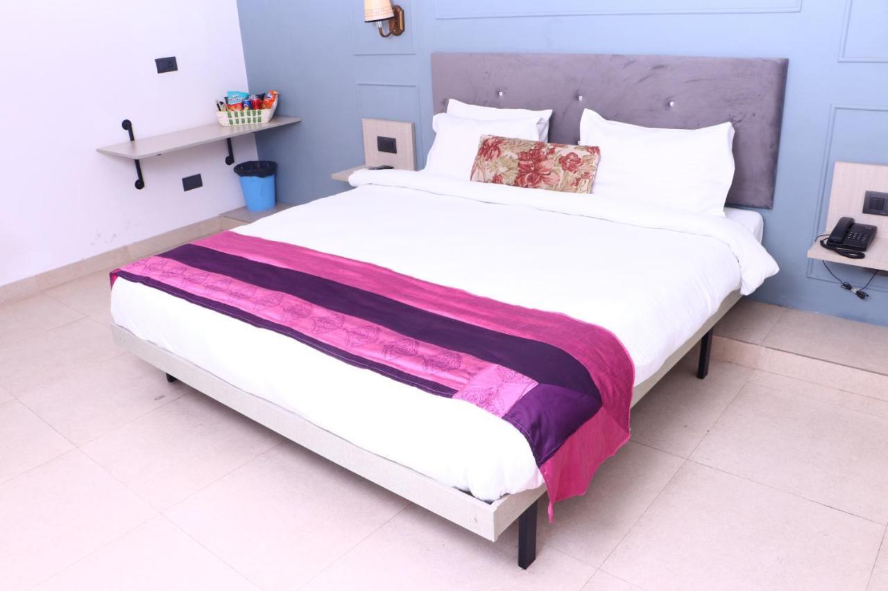Virohaa Garden Hotel Ghaziabad Eksteriør bilde