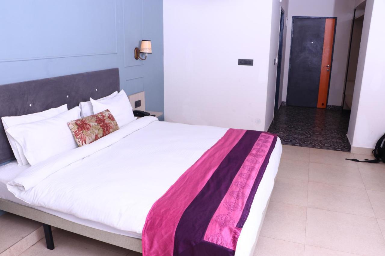 Virohaa Garden Hotel Ghaziabad Eksteriør bilde